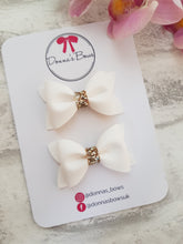 Load image into Gallery viewer, White & Gold Pinch Bows