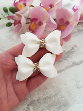 Load image into Gallery viewer, White & Gold Pinch Bows