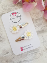 Load image into Gallery viewer, Daisy Clips