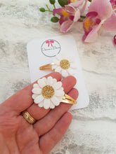 Load image into Gallery viewer, Daisy Clips