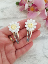 Load image into Gallery viewer, Daisy Clips
