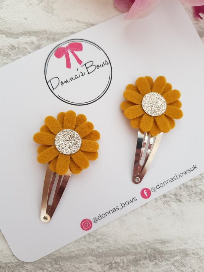 Mustard Daisy Clips