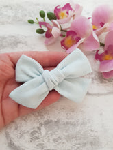 Load image into Gallery viewer, Linen Hand-Tied Bows
